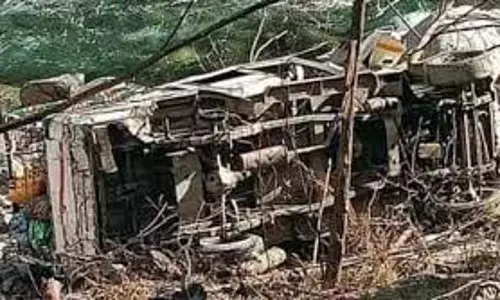 Uttarakhand: यात्रियों से भरा यूटिलिटी वाहन खाई में गिरा, 2 की मौत