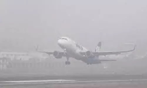 घने कोहरे के कारण दिल्ली हवाई अड्डे पर 100 से अधिक उड़ानें विलंबित