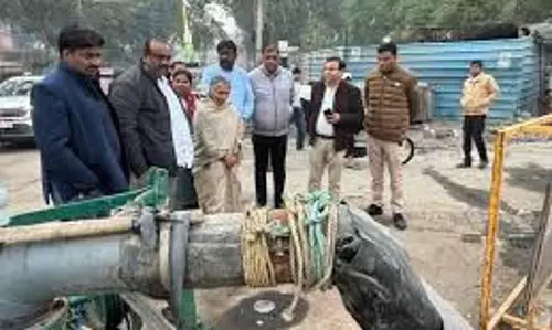 JMC आयुक्त ने रेहाड़ी कॉलोनी में नागरिक सुविधाओं का जायजा लिया JMC आयुक्त ने रेहाड़ी कॉलोनी में नागरिक सुविधाओं का जायजा लिया