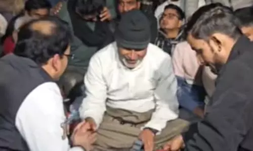 आमरण अनशन पर बैठे प्रशांत किशोर को डॉक्टर ने चेताया, कुछ नहीं खाया तो बिगड़ सकती है स्थिति