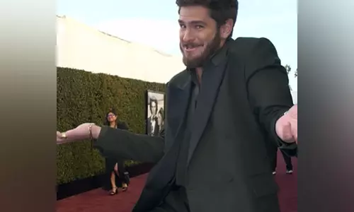 Golden Globes 2025: एंड्रू गारफील्ड रेड कार्पेट पर मस्ती के मूड में दिखे