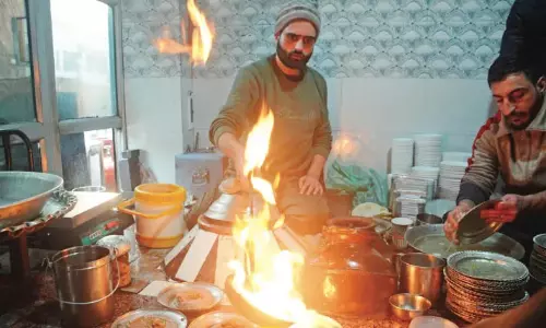 Kashmir की पाककला की गर्माहट: बर्फीली हवाओं में हरीसा का स्वाद Kashmir की पाककला की गर्माहट: बर्फीली हवाओं में हरीसा का स्वाद