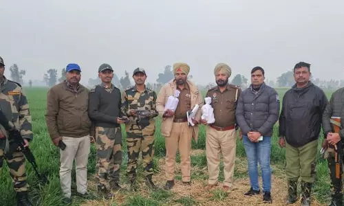 BSF और पुलिस ने तरनतारन में सीमा पर ड्रोन और हेरोइन जब्त की