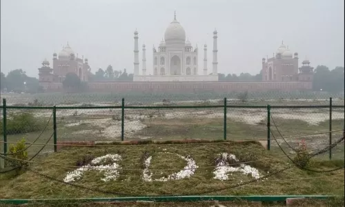 Taj Mahal से कोहरा हटा, वाराणसी में सर्दियों में पर्यटकों की संख्या में वृद्धि दर्ज की गई