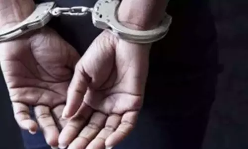 Andhra: रेनीगुंटा जंगल में दो लाल चंदन तस्कर गिरफ्तार Andhra: रेनीगुंटा जंगल में दो लाल चंदन तस्कर गिरफ्तार