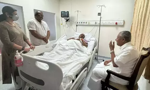 केरल: CM पिनाराई ने अस्पताल में वेल्लापल्ली नटेसन से मुलाकात की केरल: CM पिनाराई ने अस्पताल में वेल्लापल्ली नटेसन से मुलाकात की