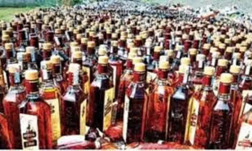 Uttarakhand: बार में चल रहा था अवैध शराब का कारोबार, हुआ पर्दाफाश Uttarakhand: बार में चल रहा था अवैध शराब का कारोबार, हुआ पर्दाफाश