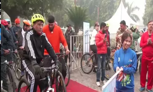 केंद्रीय मंत्री मंडाविया ने Porbandar में फिट इंडिया संडे ऑन साइकिल का नेतृत्व किया