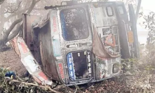 Kangra: ओवरलोड टिप्पर खेत में जा पलटा Kangra: ओवरलोड टिप्पर खेत में जा पलटा