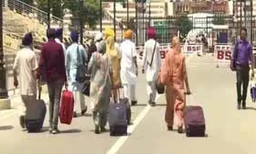 शदाराम साहिब जयंती पर हिंदू तीर्थयात्री पाकिस्तान पहुंचे शदाराम साहिब जयंती पर हिंदू तीर्थयात्री पाकिस्तान पहुंचे