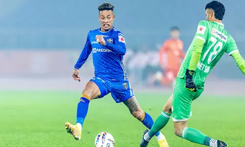 नौ पुरुषों वाली केरला ब्लास्टर्स एफसी ने Punjab FC पर जीत की राह पर लौटने के लिए कड़ी मेहनत की नौ पुरुषों वाली केरला ब्लास्टर्स एफसी ने Punjab FC पर जीत की राह पर लौटने के लिए कड़ी मेहनत की