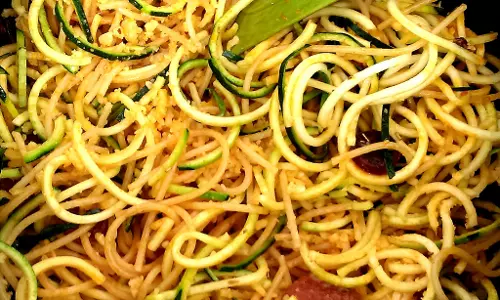 चोरिज़ो और कसा हुआ courgette स्पेगेटी नुस्खा