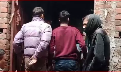 पत्रकार का शव मिलने से इलाके में हड़कंप, पुलिस की परिजनों से हुई नोकझोंक