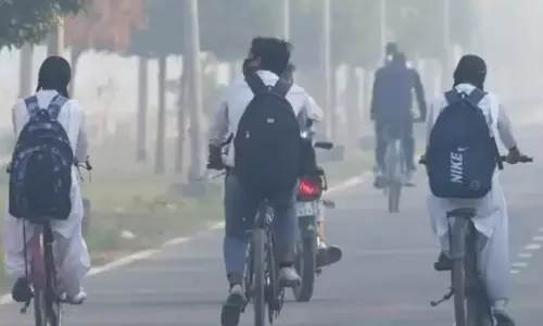 UP: कड़ाके की ठंड के कारण इन जिलों में कक्षाएं स्थगित