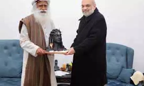 सद्गुरु ने अमित शाह से मुलाकात की, आदियोगी की प्रतिमा भेंट की