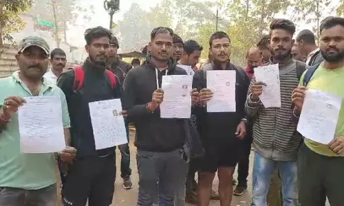 पुलिस भर्ती के अभ्यर्थियों ने सड़क में किया प्रदर्शन