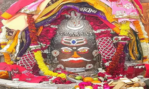 Ujjain : भस्म आरती में त्रिपुंड भांग, काजू और बादाम सजे महाकाल