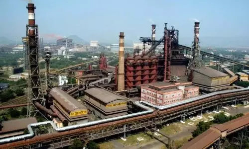 VSP कर्मचारियों ने सेल के साथ विलय के लिए रैली निकाली, नियमित वेतन भुगतान की मांग की VSP कर्मचारियों ने सेल के साथ विलय के लिए रैली निकाली, नियमित वेतन भुगतान की मांग की