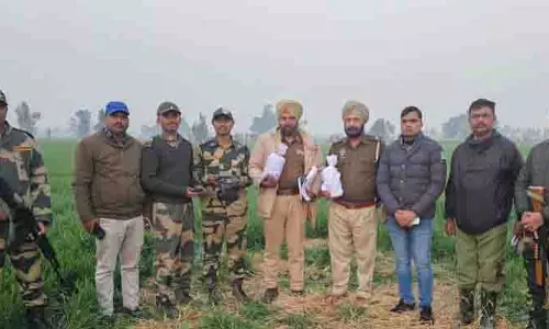 BSF और पुलिस ने तरनतारन में सीमा पर ड्रोन और हेरोइन जब्त की