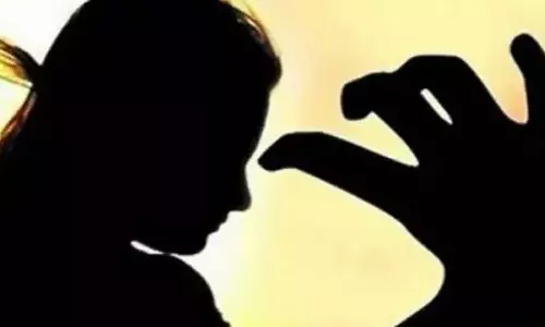 महिला ने 2 बच्चों को बोझ में लेकर लगाई न्याय की गुहार, शादीशुदा युवक गिरफ्तार महिला ने 2 बच्चों को बोझ में लेकर लगाई न्याय की गुहार, शादीशुदा युवक गिरफ्तार