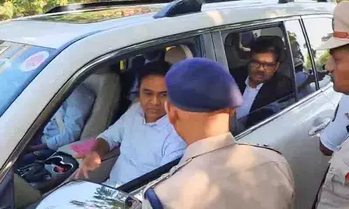 ACB office में तनाव, पुलिस ने केटीआर के वकील को प्रवेश से रोका ACB office में तनाव, पुलिस ने केटीआर के वकील को प्रवेश से रोका