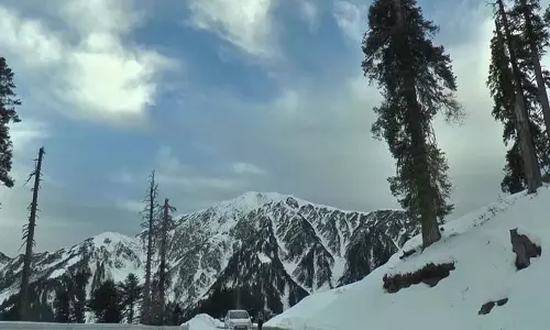 Jammu: भारी बर्फबारी के बाद भद्रवाह में पर्यटकों की भीड़ उमड़ी Jammu: भारी बर्फबारी के बाद भद्रवाह में पर्यटकों की भीड़ उमड़ी
