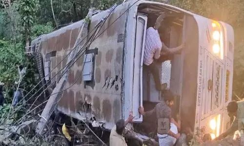 Kerala : इडुक्की में केएसआरटीसी की बस खाई में गिरने से चार लोगों की मौत Kerala : इडुक्की में केएसआरटीसी की बस खाई में गिरने से चार लोगों की मौत