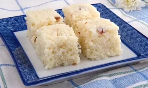 Coconut Khoya Barfi घर पर आसानी से बन जाए Coconut Khoya Barfi घर पर आसानी से बन जाए