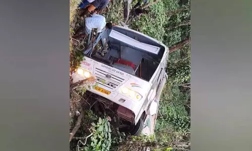 Kerala : बस के खाई में गिरने से पहले जलने की गंध महसूस हुई Kerala : बस के खाई में गिरने से पहले जलने की गंध महसूस हुई