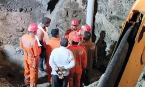Gujarat के कच्छ में बोरवेल में गिरी किशोरी, बचाव कार्य जारी