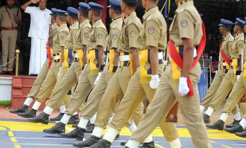 Kerala पुलिस ने पासिंग आउट परेड की शपथ से पुलिसकर्मी शब्द हटाया Kerala पुलिस ने पासिंग आउट परेड की शपथ से पुलिसकर्मी शब्द हटाया