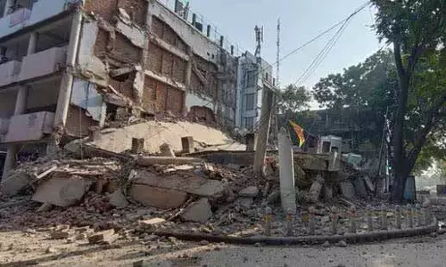 Chandigarh: पुरानी होटल की इमारत गिरी, बड़ा हादसा टला Chandigarh: पुरानी होटल की इमारत गिरी, बड़ा हादसा टला