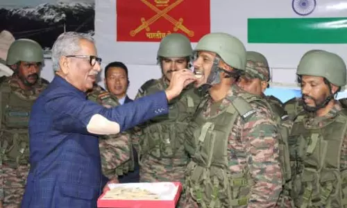 Sikkim : राज्यपाल ने डोकलाम का दौरा किया, सैन्यकर्मियों से बातचीत की