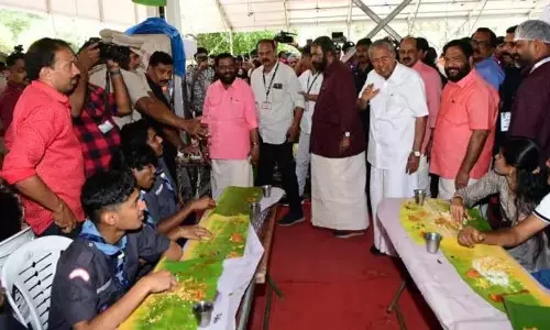 Kerala: मुख्यमंत्री ने कलोत्सव रेस्तरां का अवलोकन किया Kerala: मुख्यमंत्री ने कलोत्सव रेस्तरां का अवलोकन किया