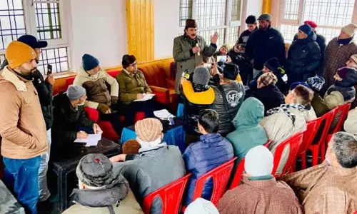 Jammu: मुबारक गुल ने जनता दरबार लगाया, जनता की शिकायतें सुनीं