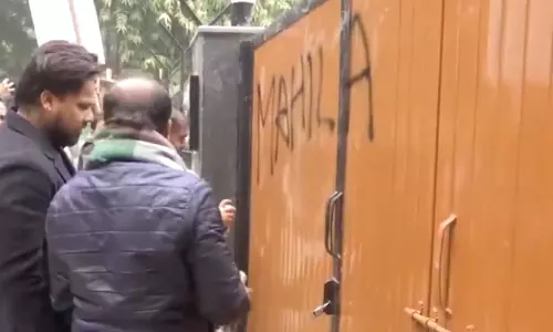 भाजपा नेता रमेश बिधूड़ी के आवास के बाहर विरोध प्रदर्शन भाजपा नेता रमेश बिधूड़ी के आवास के बाहर विरोध प्रदर्शन