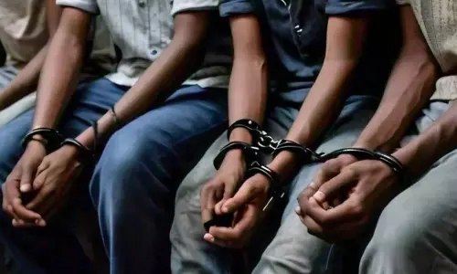Meerut: पुलिस ने फर्जी स्टांप घोटाले में दो आरोपी को गिरफ्तार किया