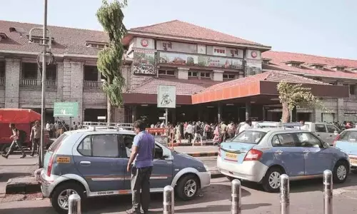 Pune स्टेशन इलाके में नशे में धुत चोरों का आतंक: एक व्यक्ति पर ब्लेड से वार Pune स्टेशन इलाके में नशे में धुत चोरों का आतंक: एक व्यक्ति पर ब्लेड से वार