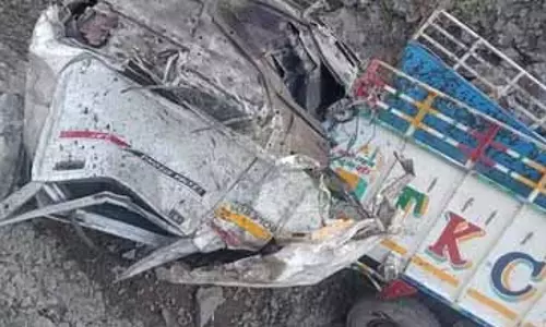 Himachal : पिकअप खाई में गिरी, दो लोगों की मौत