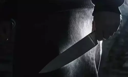 Gurugram: काम की गुणवत्ता को लेकर हुए विवाद में सहकर्मी ने चाकू घोंपकर व्यक्ति की हत्या कर दी Gurugram: काम की गुणवत्ता को लेकर हुए विवाद में सहकर्मी ने चाकू घोंपकर व्यक्ति की हत्या कर दी