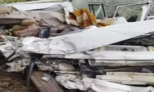 ट्रक से टकराई बोलेरो, चार की मौत ट्रक से टकराई बोलेरो, चार की मौत