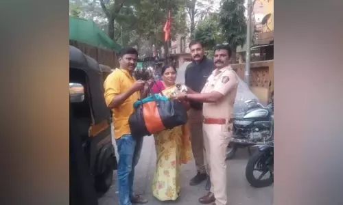 Thane में रिक्शे में खोए डेढ़ लाख यात्रियों को लौटाए