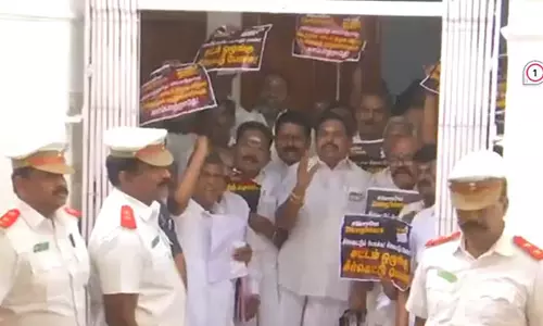Chennai: यौन उत्पीड़न विवाद के बीच विधानसभा सत्र शुरू, विपक्ष ने किया विरोध प्रदर्श