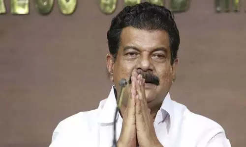 Kerala :  पुलिस अधिकारियों को लात मारी और उन पर पैर पटक दिए