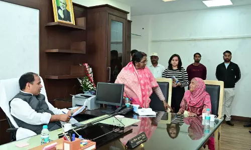 6 माह से पेंशन के लिए भटक रही वृद्ध महिला को कलेक्टर ने आधे घंटे में दिलाया 6 माह से पेंशन के लिए भटक रही वृद्ध महिला को कलेक्टर ने आधे घंटे में दिलाया