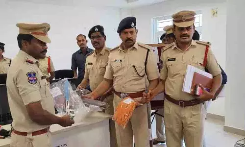 Bank में चोरी की गुत्थी सुलझी, वानापर्थी पुलिस ने महिला समेत पांच लोग गिरफ्तार Bank में चोरी की गुत्थी सुलझी, वानापर्थी पुलिस ने महिला समेत पांच लोग गिरफ्तार