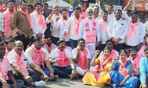 BRS ने रायथु भरोसा को लेकर पूर्ववर्ती करीमनगर में विरोध प्रदर्शन किया BRS ने रायथु भरोसा को लेकर पूर्ववर्ती करीमनगर में विरोध प्रदर्शन किया