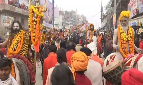 Maha Kumbh: आनंद अखाड़ा अपने शिविर में प्रवेश से पहले शोभा यात्रा करता है आयोजित Maha Kumbh: आनंद अखाड़ा अपने शिविर में प्रवेश से पहले शोभा यात्रा करता है आयोजित