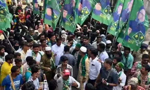 AIMIM कार्यकर्ताओं ने आरामगढ़-जू पार्क फ्लाईओवर पर रैली निकाली