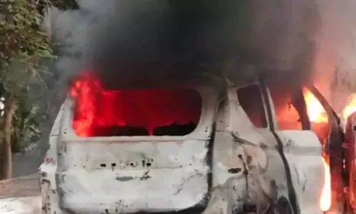Hyderabad के पास कार में आग लगने से दो लोगों की जलकर मौत